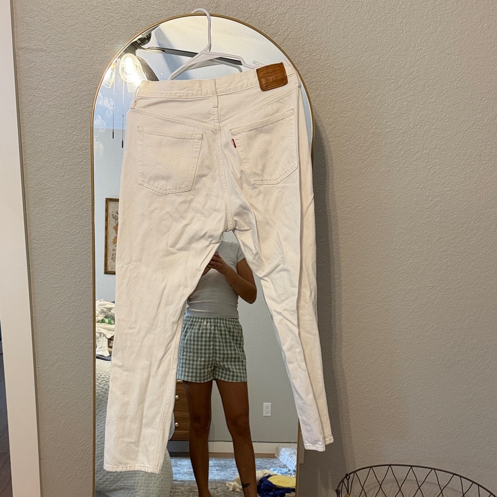 Levi’s White Distressed Women’s Jeans - Picture 2 of 2